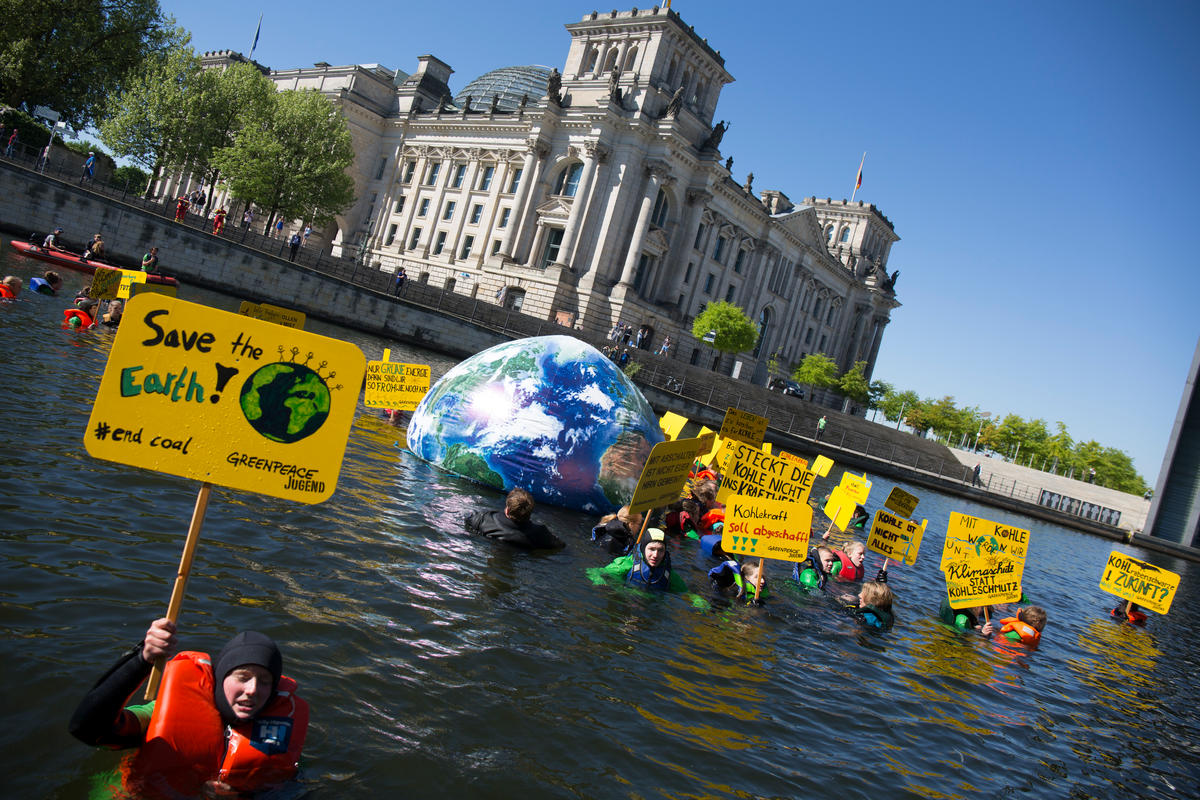 Greenpeace Youth Swims for Climate Protection in Berlin. © Jan Zappner