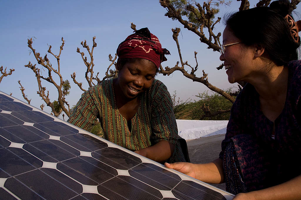 Women studying solar solutions in India © Greenpeace / Emma Stoner