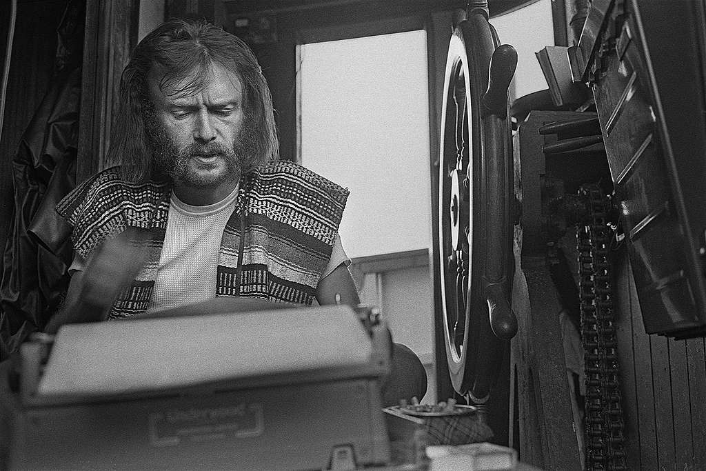 Bob Hunter at work on his typewriter © Greenpeace / Robert Keziere