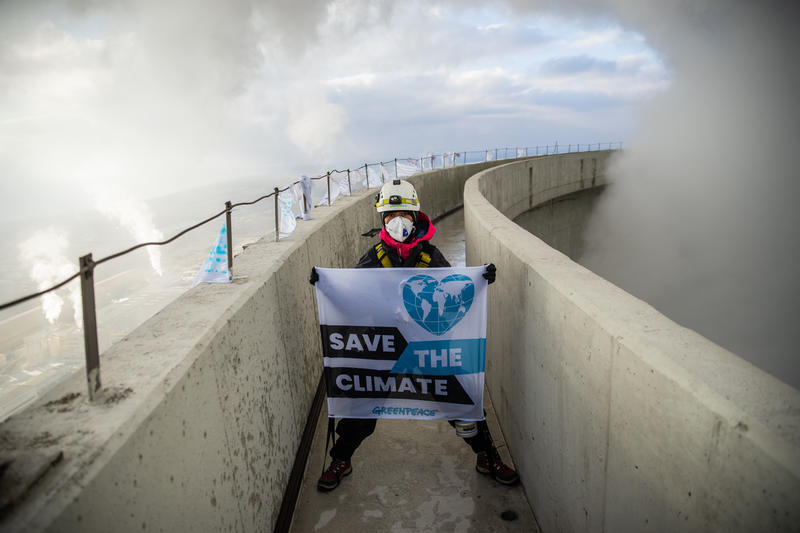 Activists Climb Belchatow Coal Power Plant in Poland © Greenpeace