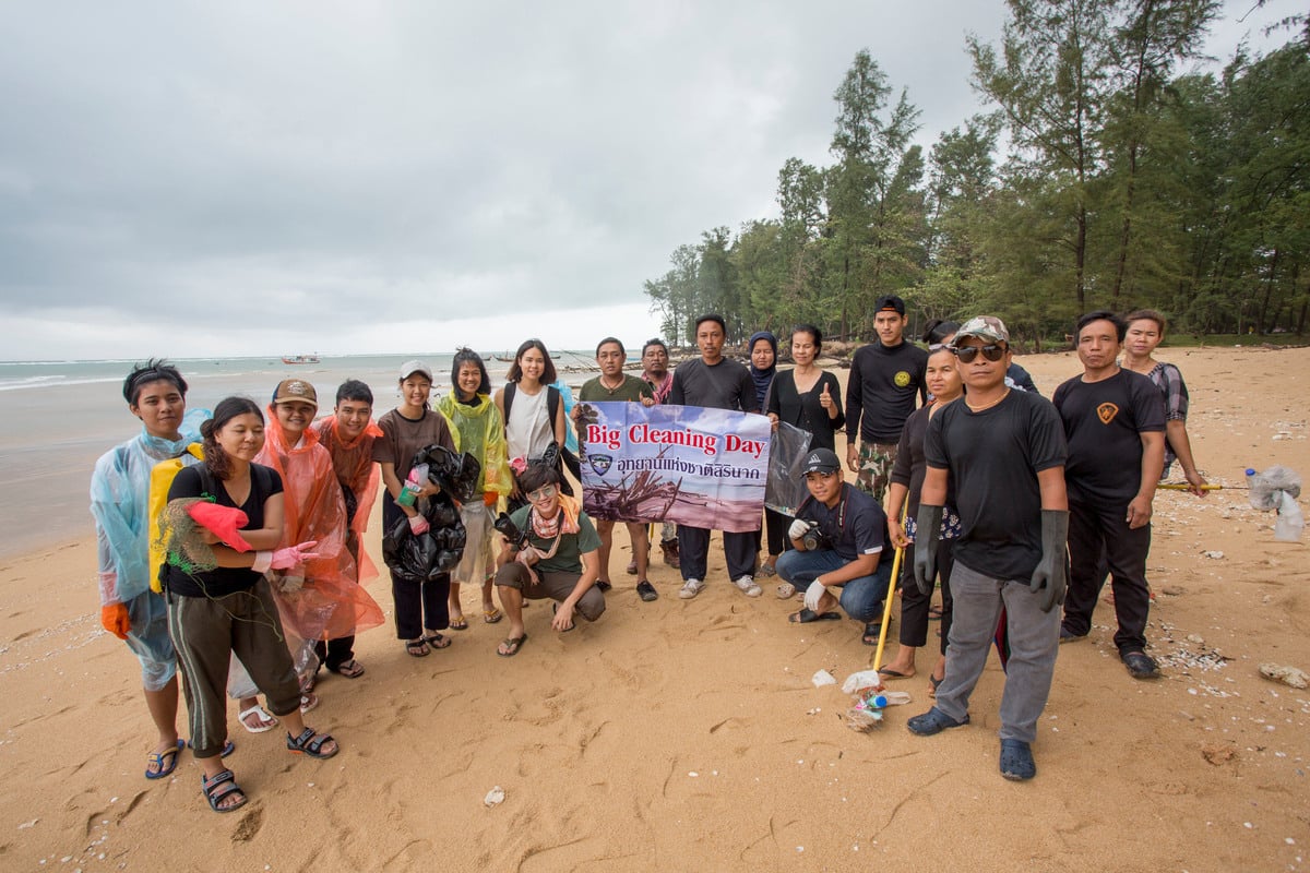 Beach clean-up activity in Phuket, Thailand. © Chanklang Kanthong
