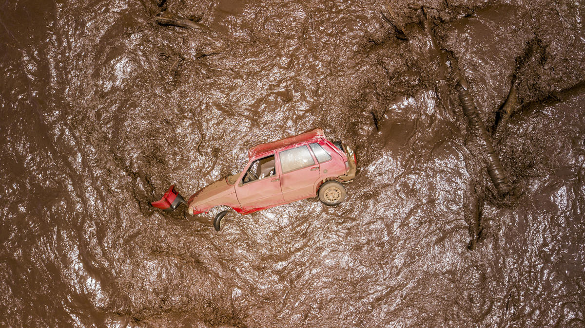 Car getting dragged away by the mud, © Fernanda Ligabue / Greenpeace
