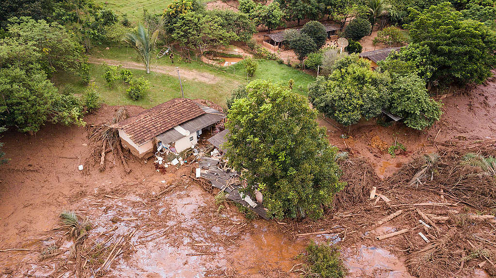 Wreckage of a house in the path of the mudslide. © Fernanda Ligabue / Greenpeace