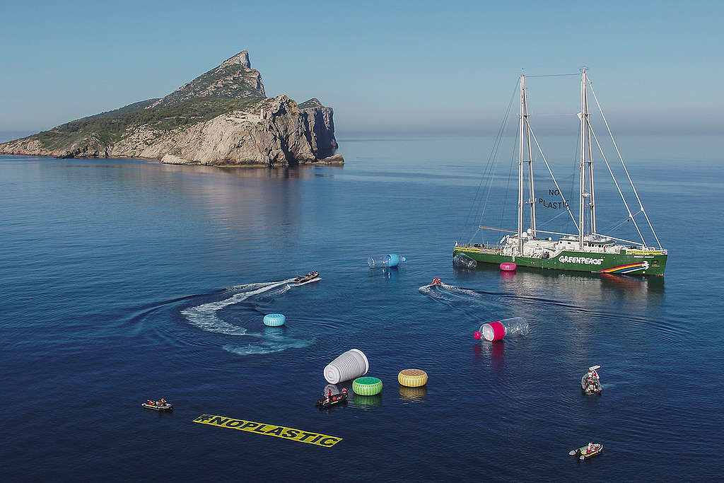 The Rainbow Warrior protesting the plastic problem in the Mediterranean Sea © Pedro Armestre / Greenpeace