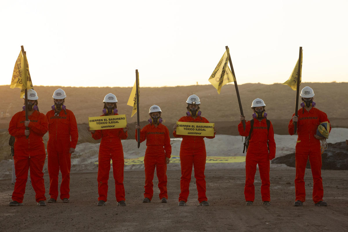 Stop Fracking Patagonia Action in Vaca Muerta © Sebastian Pani / Greenpeace