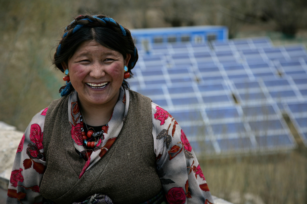 Tibetan Woman with Solar Panels, Everest Expedition © John Novis / Greenpeace