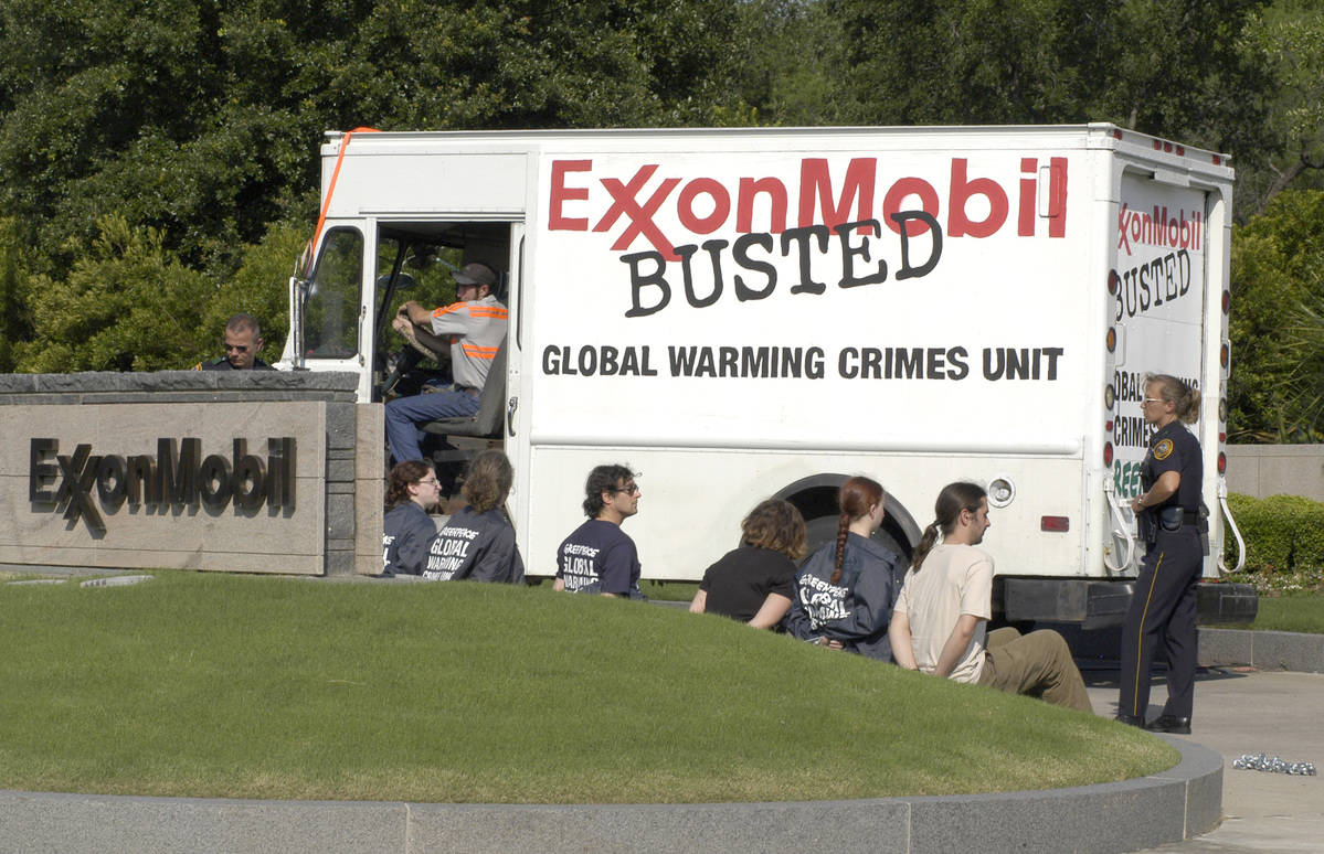 Action at Exxon Mobil HQ in the US © Robert Visser / Greenpeace