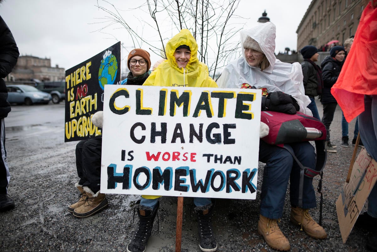School students who are deciding not to attend classes and instead take part in demonstrations to demand action to prevent further global warming and climate change. © Christian Åslund / Greenpeace