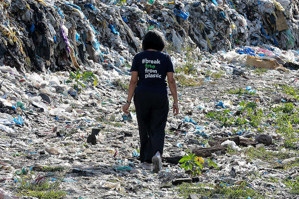 Plastic Waste Dump in Dumaguete, Philippines. © Greenpeace