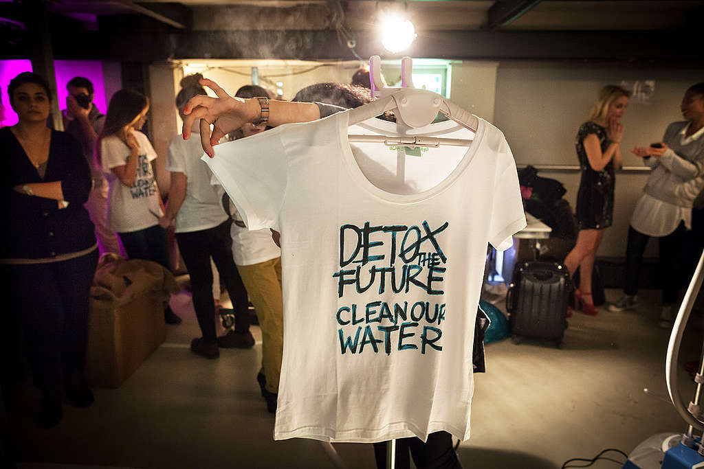 Detox t-shirts © Gordon Welters / Greenpeace