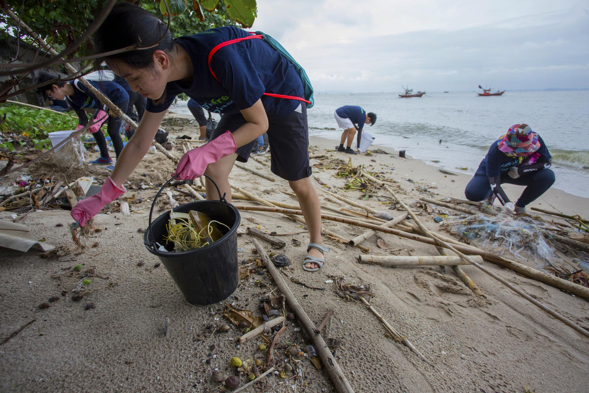 Plastics Brand Audit at Wonnapa Beach in Chonburi. © Chanklang Kanthong / Greenpeace