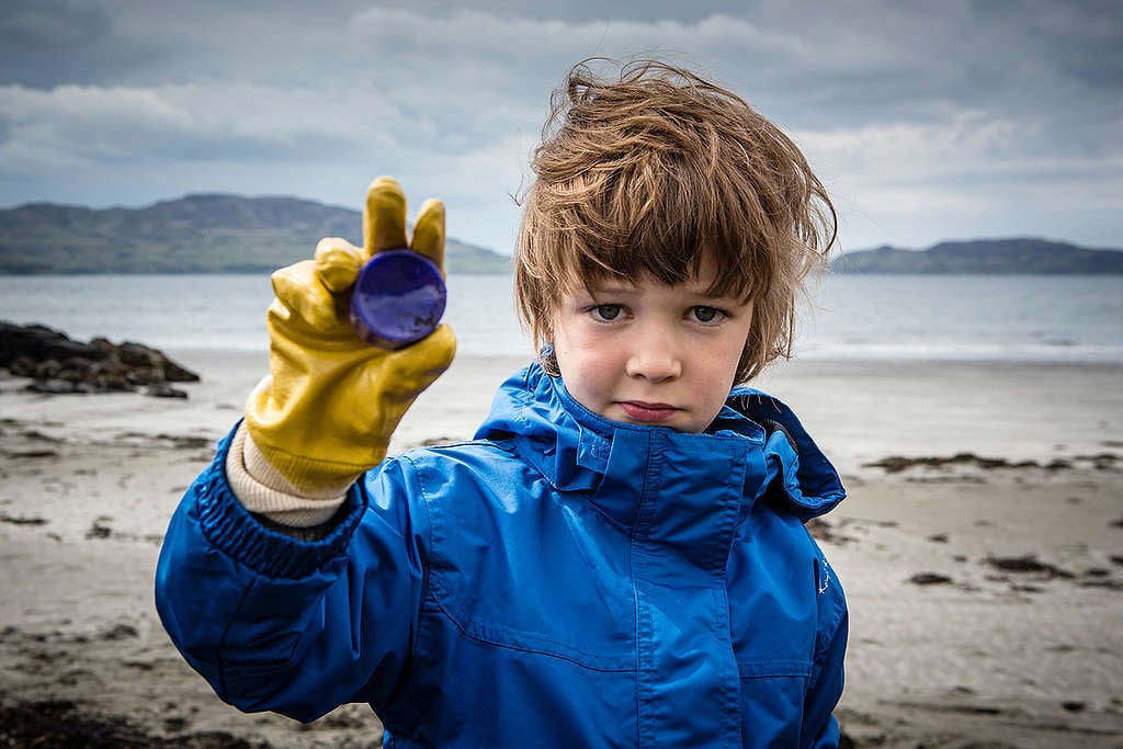 Kilninian Beach Clean-up Activity on Mull Island in Scotland. © Will Rose / Greenpeace