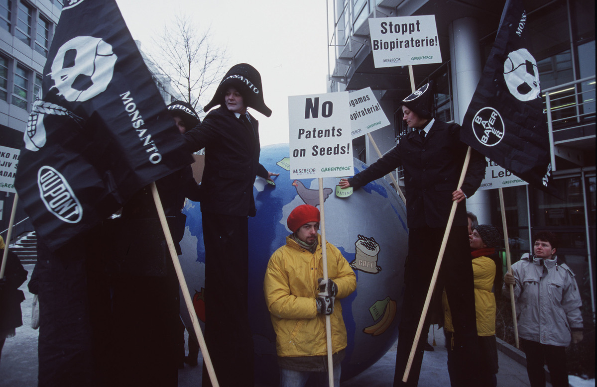 Life Patents Action at EPO in Munich © Greenpeace / Jens Küsters