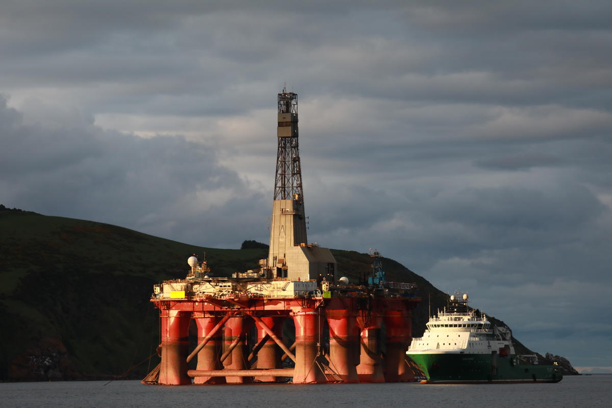 Greenpeace Climbers on BP Oil Rig Scotland. © Greenpeace