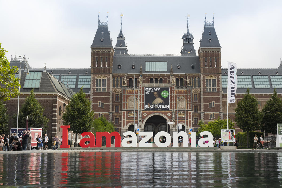 Greenpeace turns world-famous ‘Iamsterdam’ sign into solidarity message to save Amazon © Olivier Truyman / Greenpeace