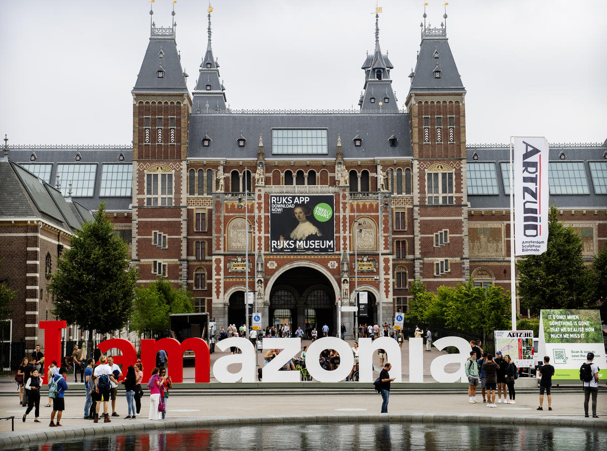 Greenpeace turns world-famous ‘iAmsterdam’ sign into solidarity message to save Amazon © Marten van Dijl / Greenpeace