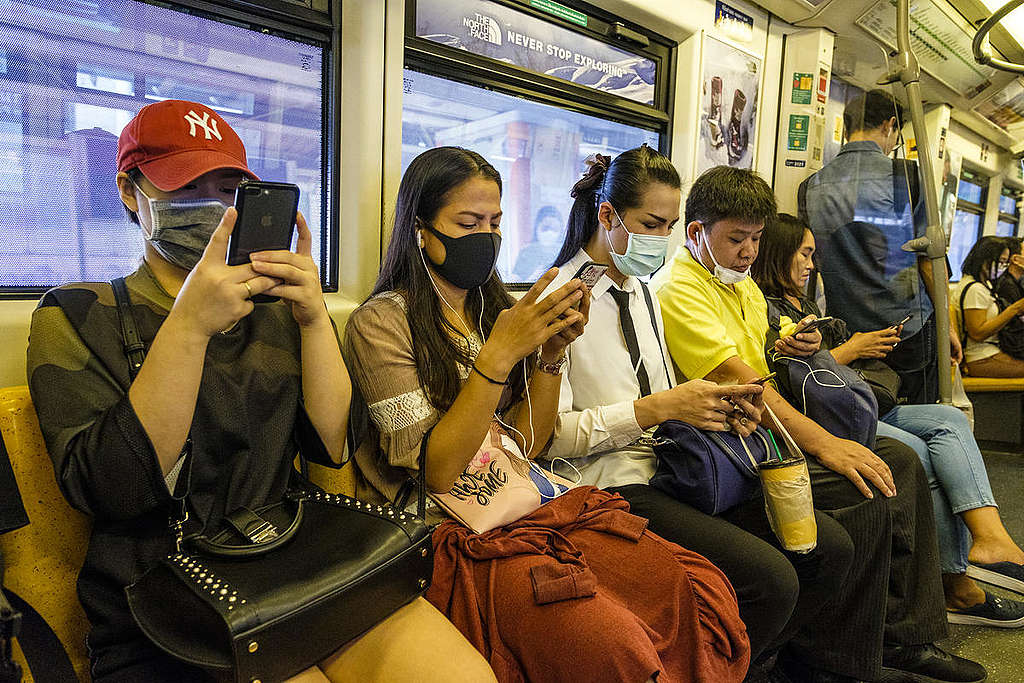 Citizens Wear Masks against Air Pollution in Bangkok. © Arnaud Vittet / Greenpeace Citizens Wear Masks against Air Pollution in Bangkok. © Arnaud Vittet / Greenpeace