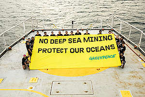 Esperanza in Jamaica with Banner © Bárbara Sánchez Palomero / Greenpeace