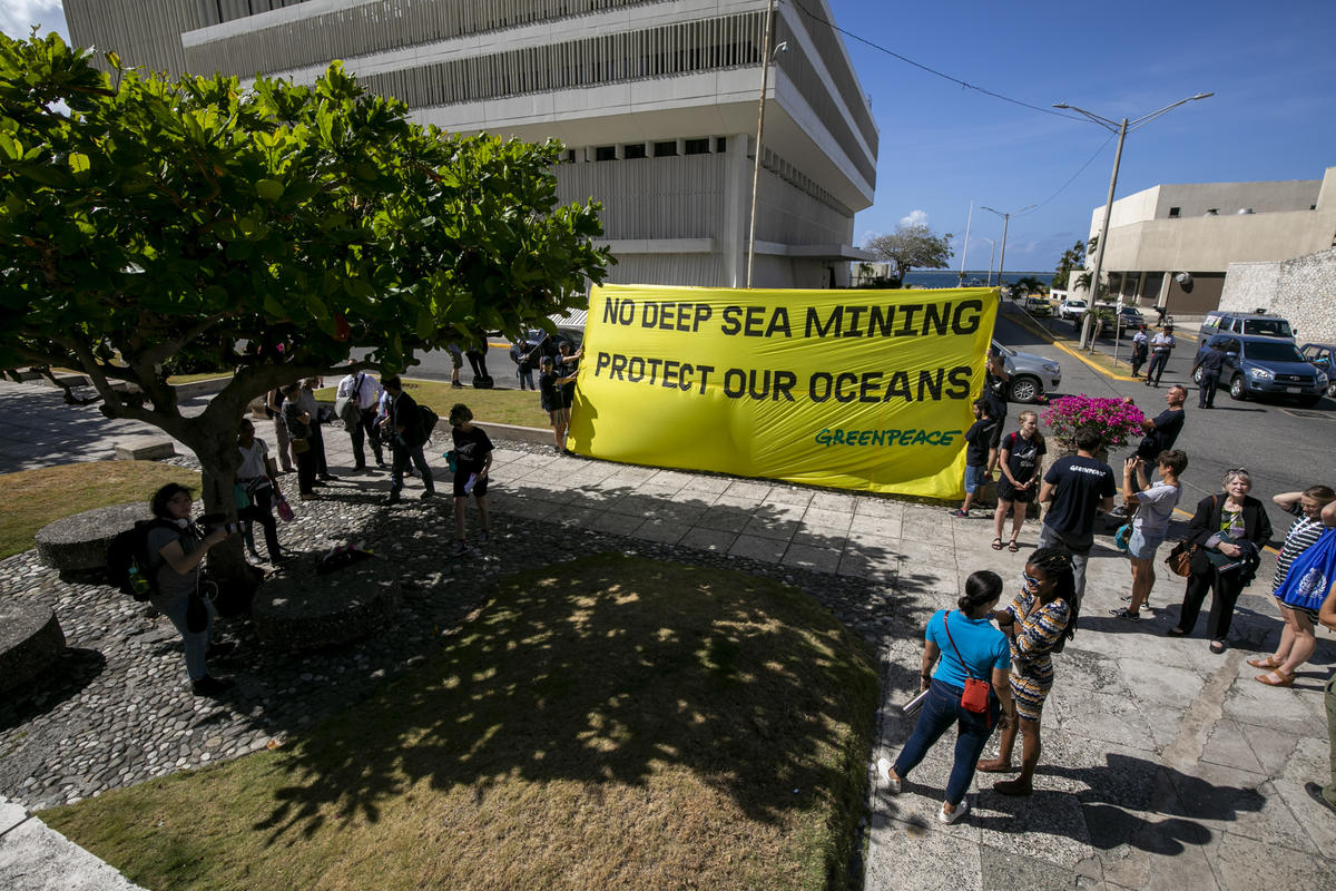 Greenpeace Banner outside ISA Meeting Jamaica © Bárbara Sánchez Palomero / Greenpeace