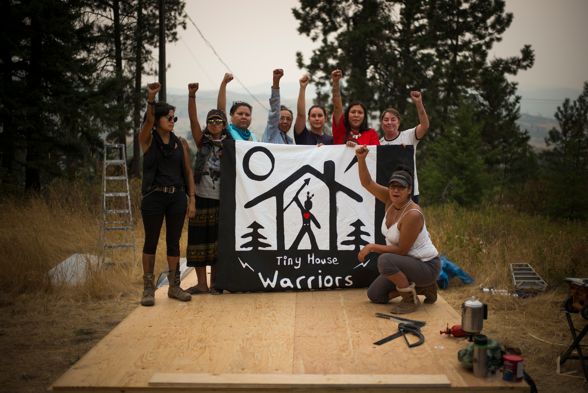 Indigenous Community Builds Tiny House in Pipeline’s Path in Canada. © Ian Willms / Greenpeace