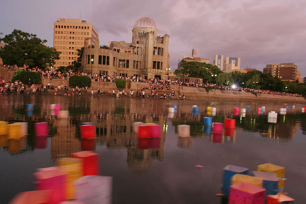 Hiroshima Atomic Bombing 60th Anniversary. Japan 2005. © Greenpeace / Jeremy Sutton-Hibbert Crowds gather to float and fly messages of peace beside the atomic bomb dome memorial in Hiroshima City to commemorate the 60th Anniversary. Japan 2005. © Greenpeace / Jeremy Sutton-Hibbert