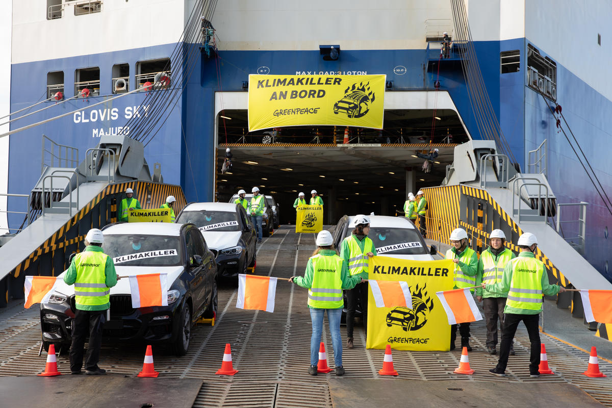 Protest against SUVs in Bremerhaven. © Daniel Müller / Greenpeace Protest against SUVs in Bremerhaven. © Daniel Müller / Greenpeace