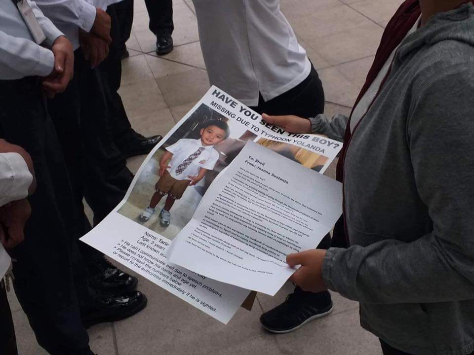 Joanna Sustento presents her letter to Shell as well as the photos of Tarin, her three-year-old nephew who was lost due to Typhoon Haiyan (Yolanda) © Joanna Sustento