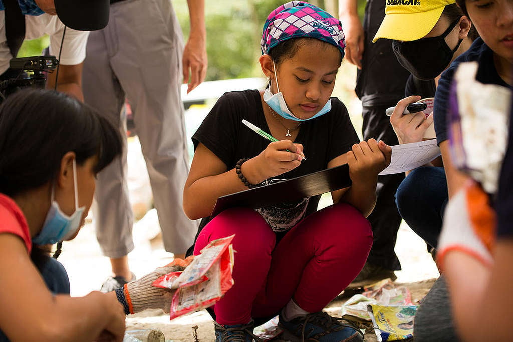 Clean-up and Brand Audit in Cebu City. © Greenpeace / Grace Duran-Cabus