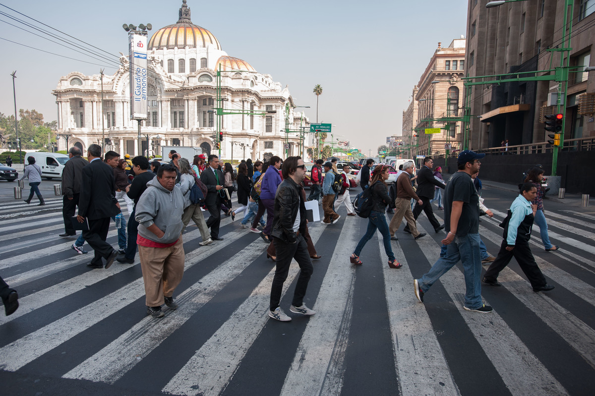 Pedestrians in Mexico City. © Keith Dannemiller / Greenpeace