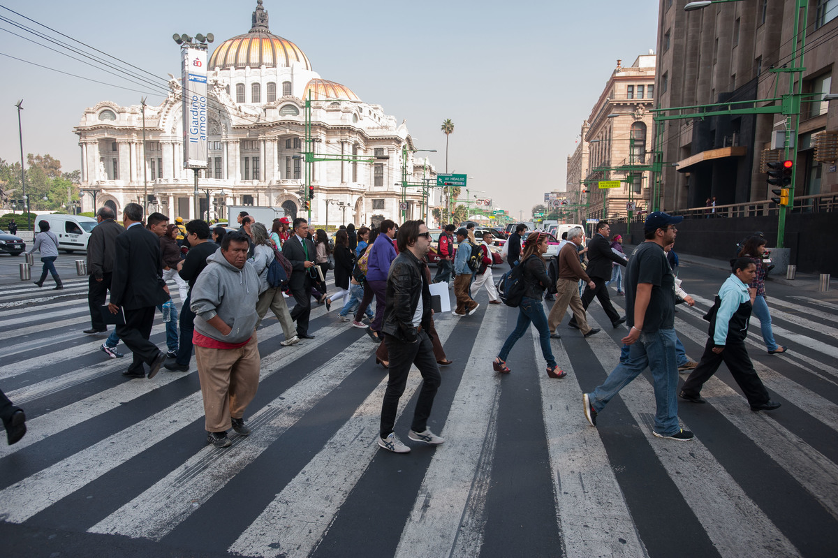 Pedestrians in Mexico City. © Keith Dannemiller / Greenpeace Pedestrians in Mexico City. © Keith Dannemiller / Greenpeace