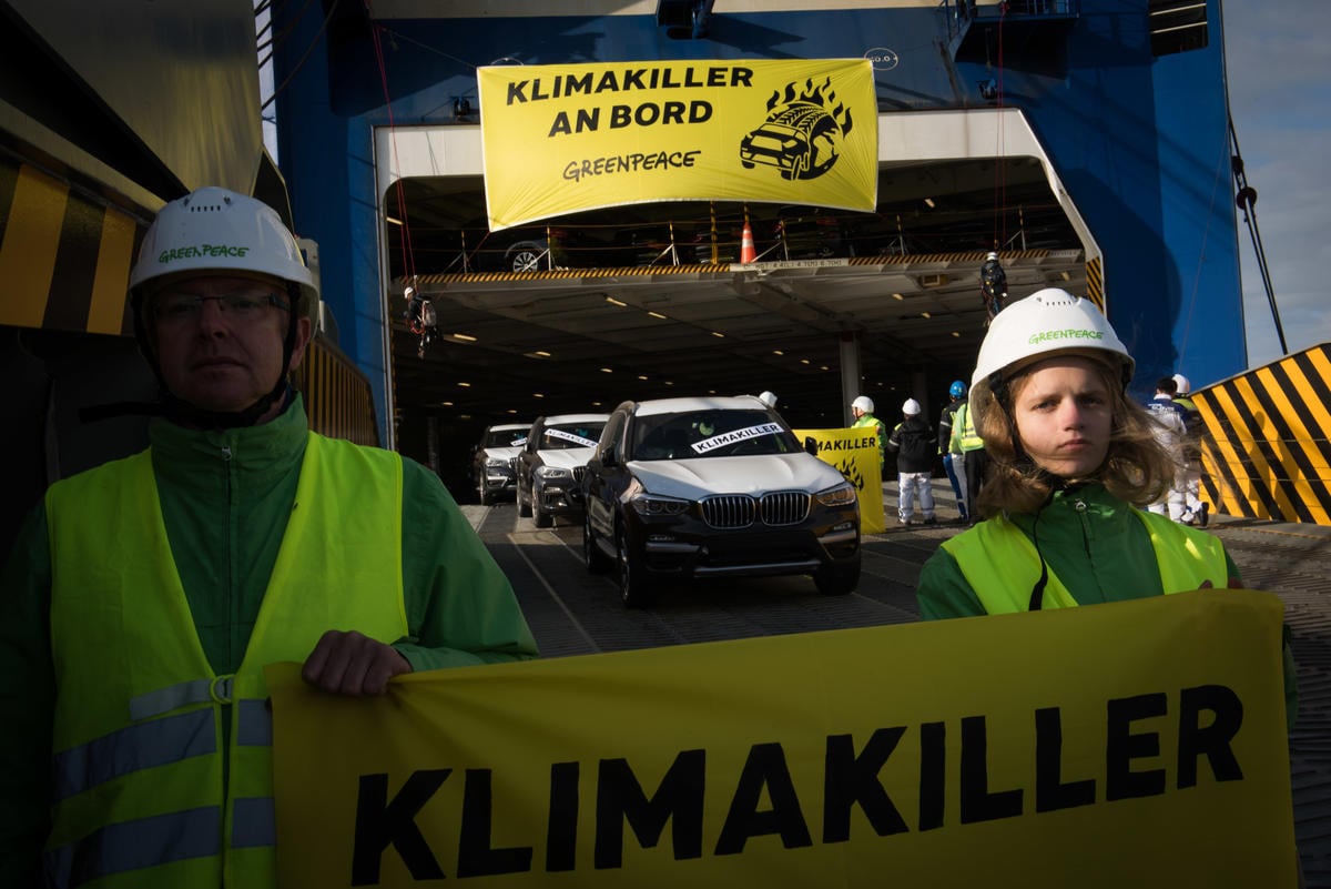Protest against SUVs in Bremerhaven. © Chris Grodotzki / Greenpeace Protest against SUVs in Bremerhaven. © Chris Grodotzki / Greenpeace