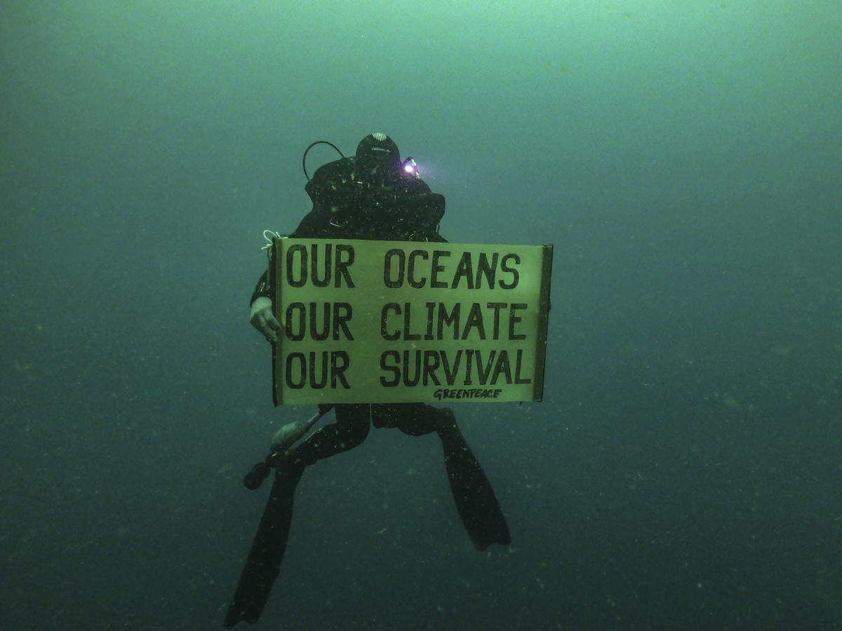 Underwater Banner Action - IPCC Report. © Alexis Rosenfeld / Greenpeace