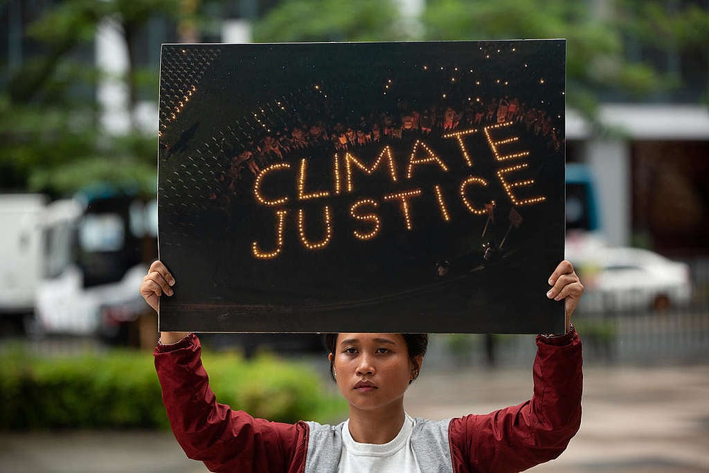 Activist Protest at Shell Headquarters in Manila. © Geric Cruz / Greenpeace