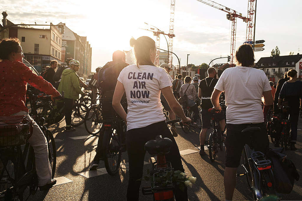 Bike "Ride of Silence" for Safe Urban Infrastructures in Germany. © Carlos Fernández Laser / Greenpeace