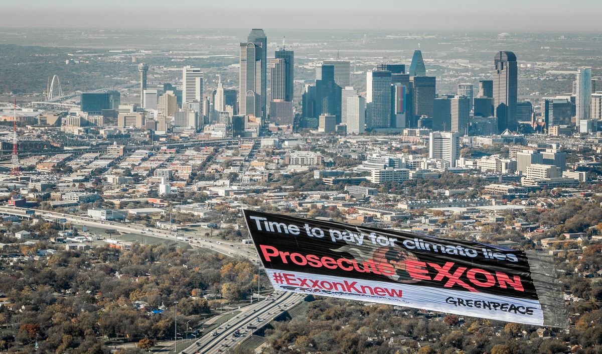 Exxon Knew Banner in Dallas. © Ron Heflin / Greenpeace