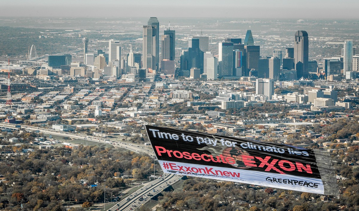 Exxon Knew Banner in Dallas. © Ron Heflin / Greenpeace Exxon Knew Banner in Dallas. © Ron Heflin / Greenpeace
