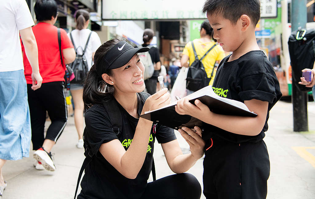 volunteers taking notes during the tube installations © Fung Pik Yee / Greenpeace