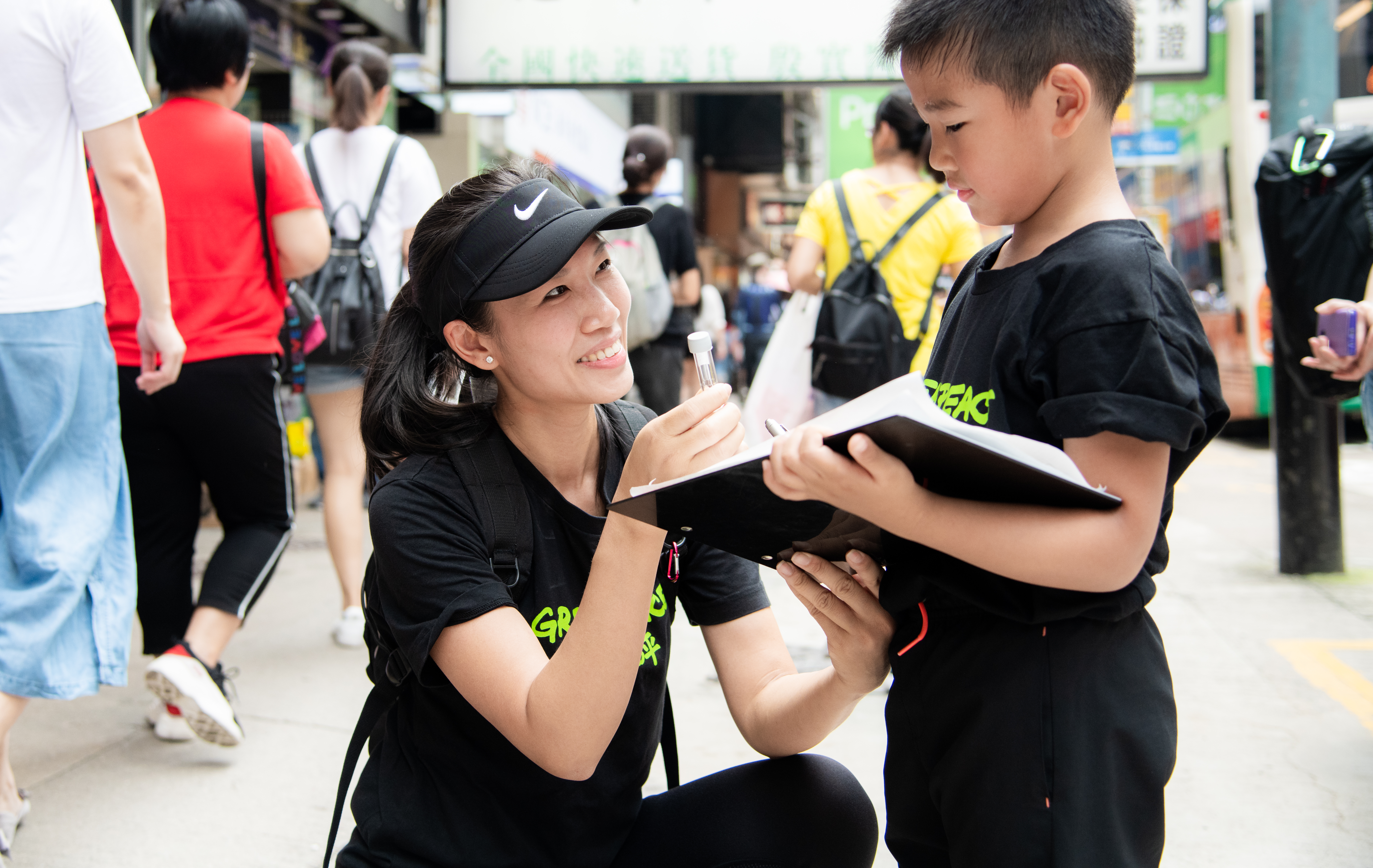volunteers taking notes during the tube installations © Fung Pik Yee / Greenpeace