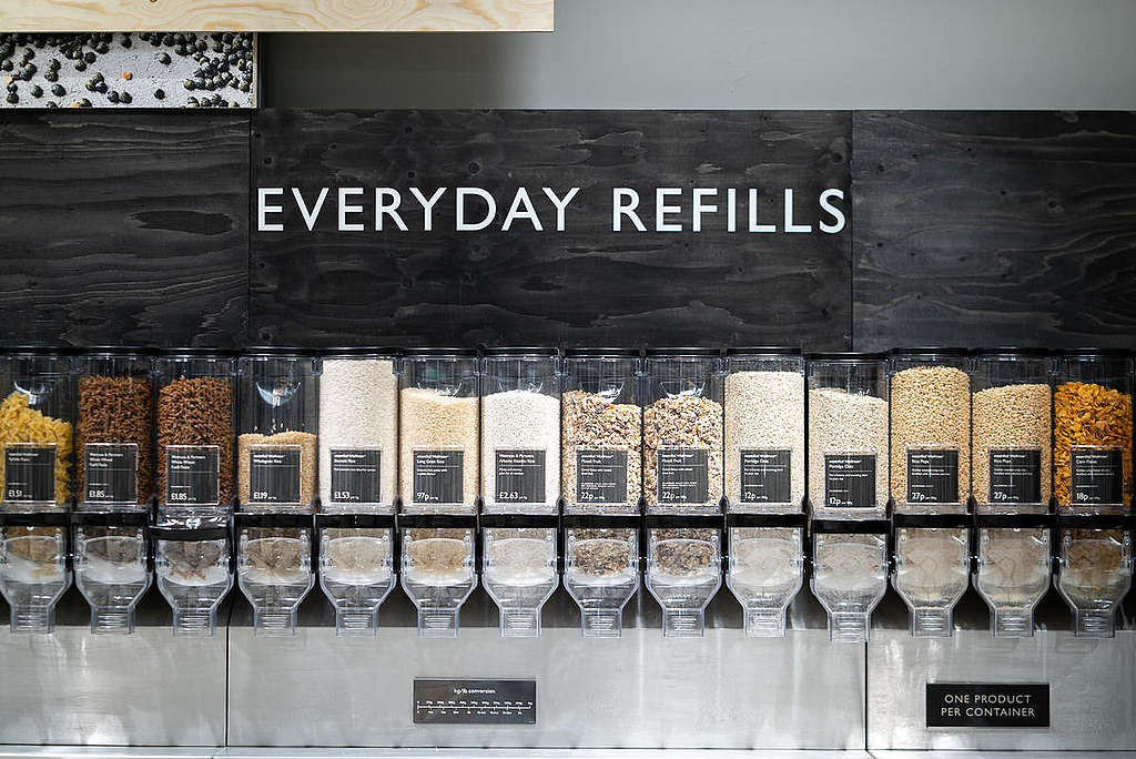 Waitrose Refill Station in Oxford. © Isabelle Rose Povey / Greenpeace