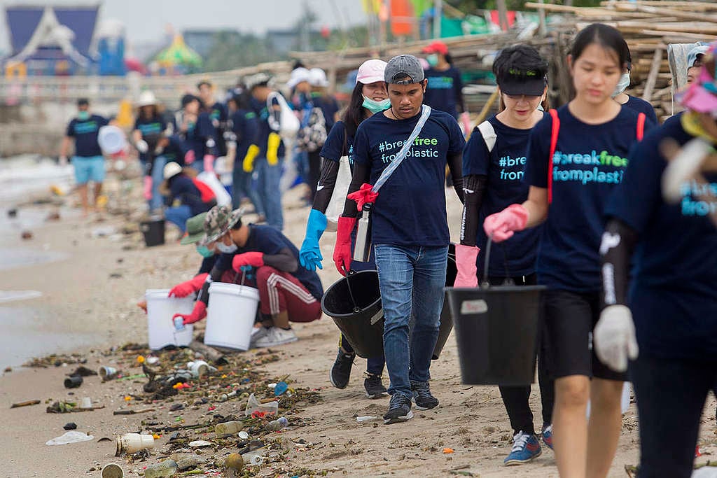 Plastics Brand Audit at Wonnapa Beach in Chonburi. © Chanklang  Kanthong / Greenpeace