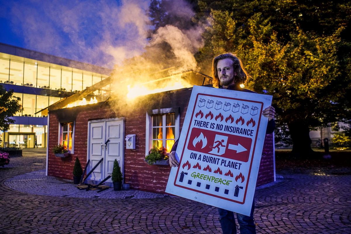 Greenpeace Protest at Reinsurance Meeting in Baden Baden. © Bernd Lauter / Greenpeace