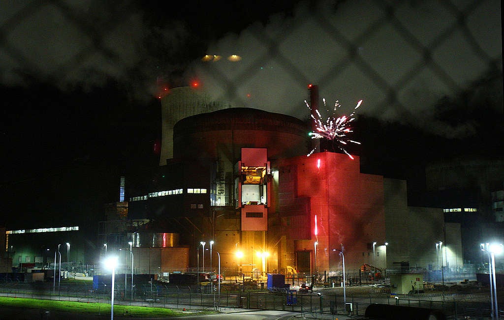 Fireworks to Highlight Vulnerability of Cattenom Nuclear Plant in France. © Nicolas Chauveau / Greenpeace