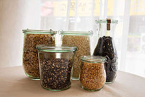 Shopping at Zero Waste Shop in Seoul. © Soojung Do / Greenpeace