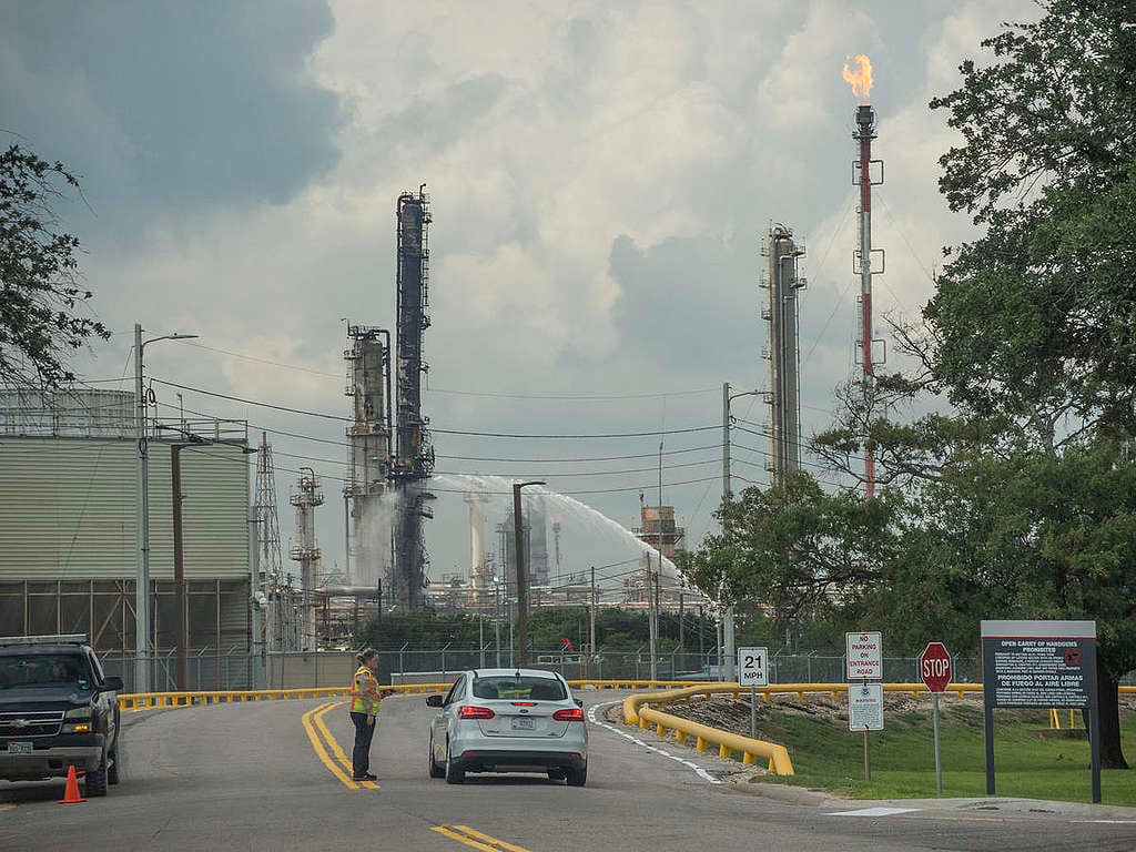 ExxonMobil Fire in Baytown, Texas. © Simran McKenna / Greenpeace