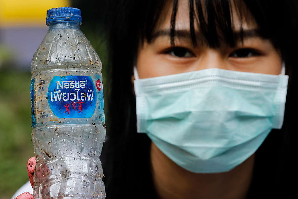 Brand Audit in Chiang Mai. © Baramee Temboonkiat / Greenpeace