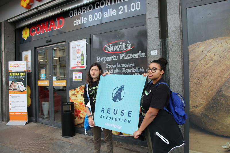Reuse Revolution Global Refill Week in Italy © Greenpeace