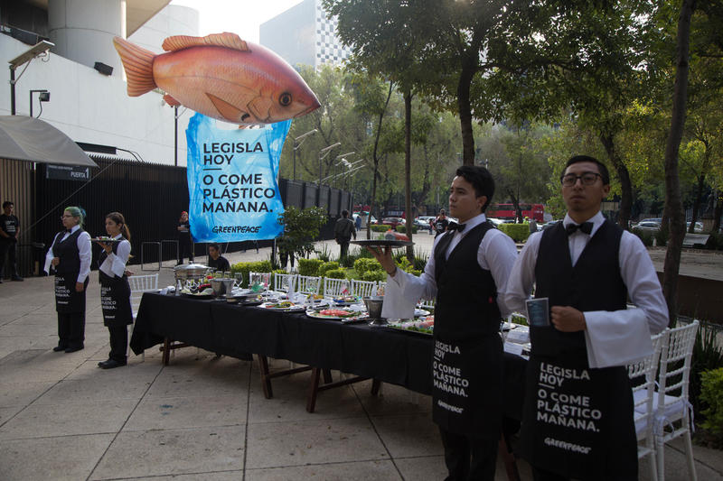 Plastic Banquet at the Senate of the Republic in Mexico © Ilse Huesca Vargas / Greenpeace