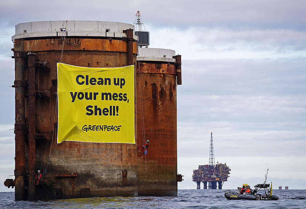 Protests on Shell Brent Oil Platforms in the North Sea. © Marten van Dijl / Greenpeace Protests on Shell Brent Oil Platforms in the North Sea. © Marten van Dijl / Greenpeace