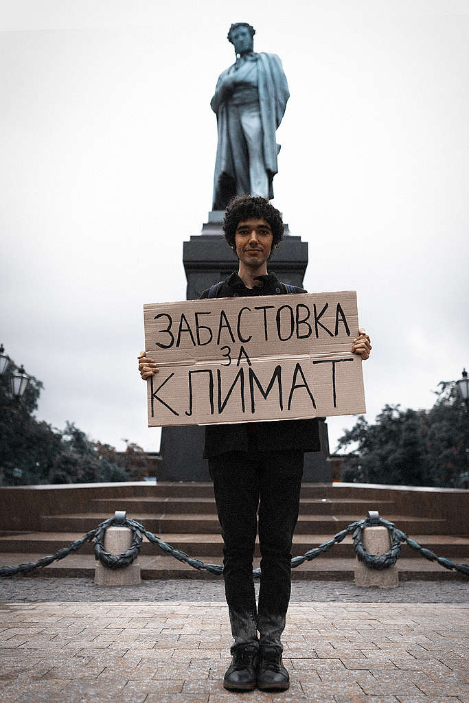 Lone Climate Strike Protester Arshak Makichyan in Moscow has been picketing alone every Friday since 15 March in Moscow's Pushkin Square. © Anna Antanaytite / Greenpeace © Arshak Makichyan - Russia