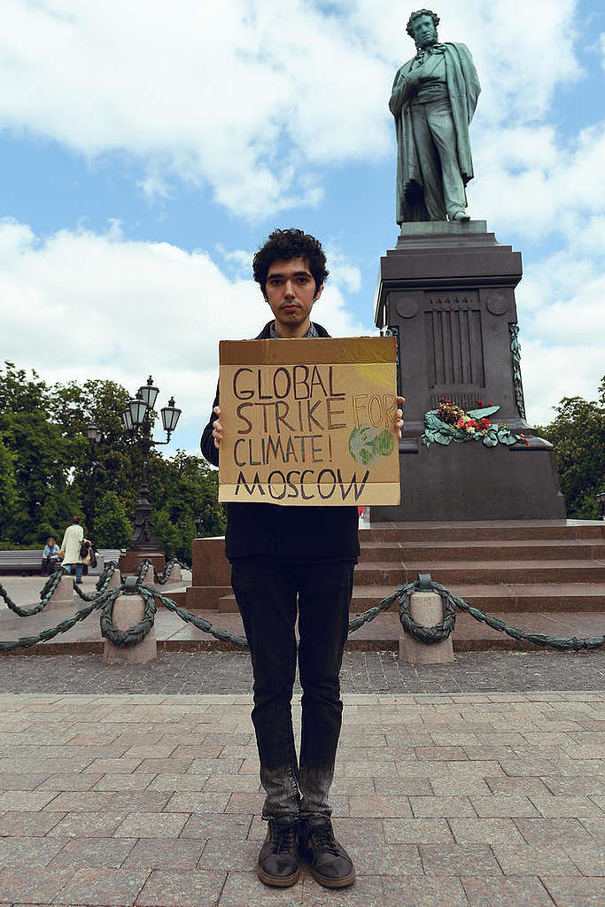 Lone Climate Strike Protester Arshak Makichyan in Moscow. © Anna Antanaytite / Greenpeace